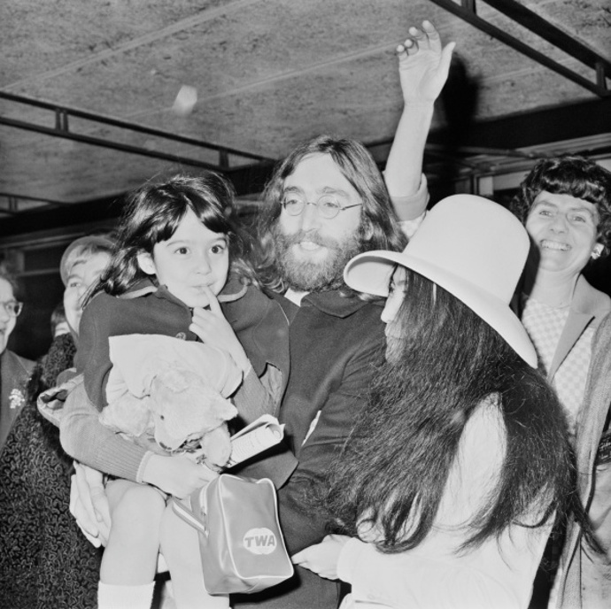 1968

John, Yoko a její dcera Kyoko Chan Cox (její otec je Anthony Cox)
