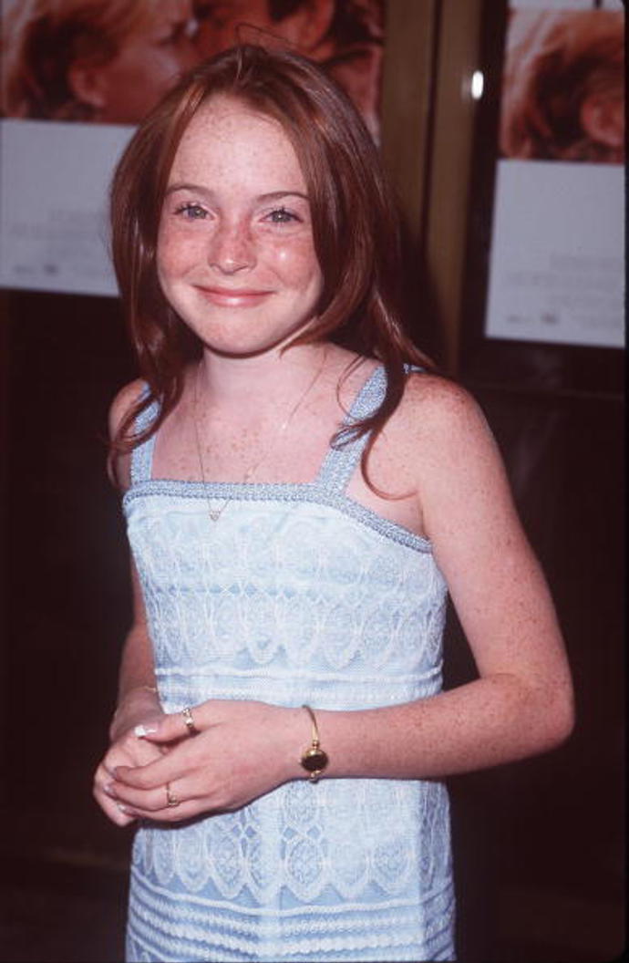 Past na rodiče (The Parent Trap), 1998

Kdo: Lindsay Lohan, Dennis Quaid, Natasha Richardson

Co: Jednovaječná dvojčata jejich rodiče hned po narození rozdělili, ale holky se po několika letech potkají na letním táboře. Tam jim dojde, že mají společné rodiče, a tak se rozhodnou na ně nastražit past. Po táboře se jednoduše prohodí, aby jedna poznala namísto matky otce, a druhá naopak matku.
