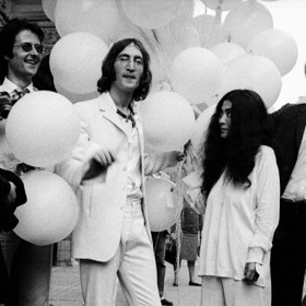 1968

John a Yoko s náručí plnou balónků na zahájení výstavy "You Are Here"  v Robert Fraser Gallery v Londýně. Celý název výstavy zněl You Are Here (To Yoko from John Lennon, With Love).
