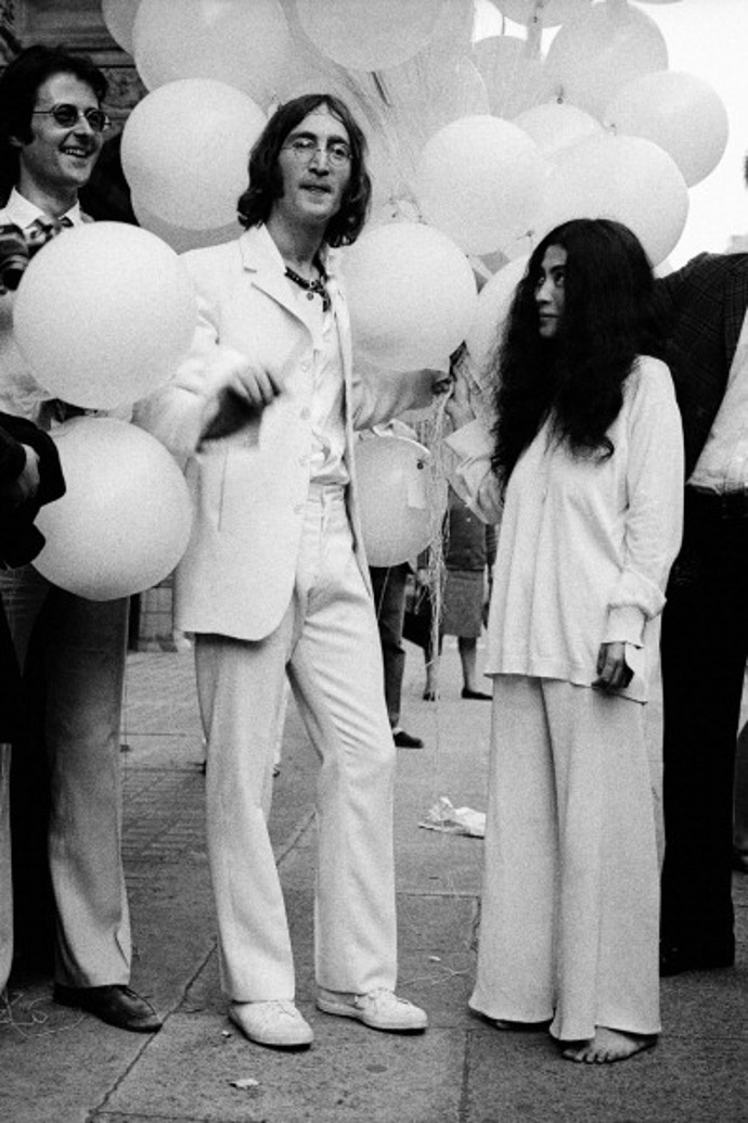 1968

John a Yoko s náručí plnou balónků na zahájení výstavy "You Are Here"  v Robert Fraser Gallery v Londýně. Celý název výstavy zněl You Are Here (To Yoko from John Lennon, With Love).
