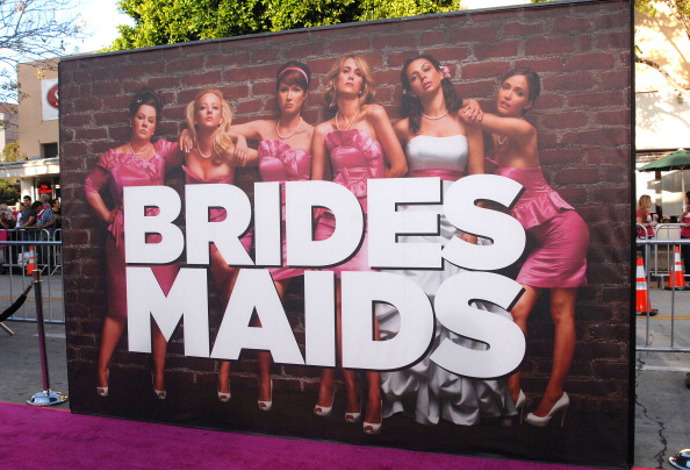 Ženy sobě (Bridesmaids), 2011

Kdo: Kristen Wiig, Maya Rudolph, Rebel Wilson, Melissa McCarthy, Rose Byrne, Ellie Kemper, Wendi McLendon-Covey, Chris O'Dowd 

Co: Život jedné ženy za moc nestojí a její nejlepší kamarádka se navíc ještě zasnoubí. Jako svědkyně přesně ví, co má dělat, aby svatba byla perfektní. Tedy až do té doby, než se do toho zaplete další družička.
