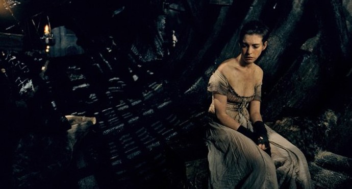 Anne Hathaway ve filmu Bídníci

Kvůli filmové muzikálové adaptaci slavného románu Victora Huga zhubla Anne Hathaway 12 kilo. Zahrála si zde postavu Fantine a měla poté celkem těžké období, kdy se dostávala ze stavu strádání a nouze, kterou prožívala společně s touto postavou. "Musela jsem tím být až posedlá. Myšlenka byla vypadat jako bych měla za chvíli zemřít. Když si na ty zážitky teď vzpomenu - a nijak je nesoudím - bylo to vážně trochu na hlavu. Byl to rozhodně prudký střet s realitou..."

Anne Hathaway získala za roli Fantine Oscara, Zlatý glóbus, cenu BAFTA a cenu Florida Film Critics Circle Awards.

