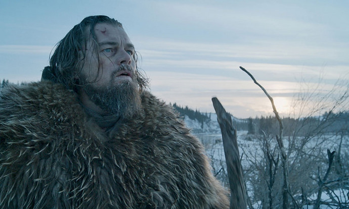 Leonardo DiCaprio ve filmu REVENANT Zmrtvýchvstání

Film režiséra Alejandra González Iñárritu sice vynesl Leonadru DiCapriovi vytouženého Oscara, ale zato ho během natáčení málem zabil. "Můžu vyjmenovat třicet nebo čtyřicet scén, které byly těmi nejtěžšími věcmi, které jsem kdy v životě musel udělat," popisuje DiCaprio. "Ať už to bylo noření se do zmrzlých řek, spaní mezi mršinami zvířat nebo to, co jsem po dobu natáčení jedl. Musel jsem snášet velký mráz a neustálou možnost podchlazení. Jestli kočky mají devět životů, myslím, že já jsem jich také pár použil."

Kromě Oscara získal Leonardo DiCaprio za film Revenant také Zlatý glóbus, ceny BAFTA a AACTA International Awards.
