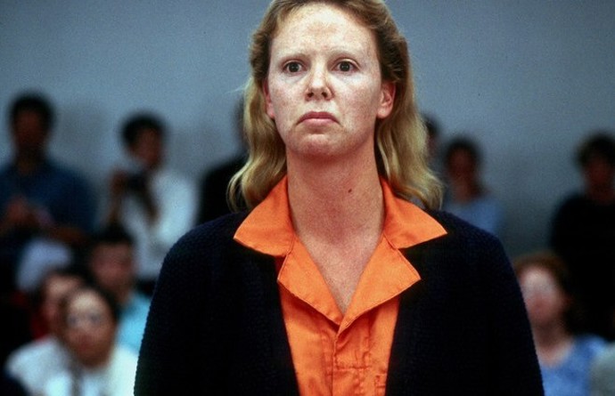 Charlize Theron ve filmu Zrůda

Charlize Theron šla kvůli své roli sériové vražedkyně Aileen Wuornos ve filmu Zrůda z roku 2003 skutečně do extrémů. Nosila zubní protézu, kůži si nechala pokrýt tetováním, oholila si obočí, a nechala si několikrát za sebou prořídnout a spálit vlasy.

Tato role Charlize Theron vynesla Oscara, Zlatý glóbus a několik nominací na další ocenění.
