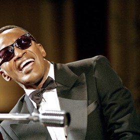 Jamie Foxx ve filmu Ray
Kromě toho, že zhubl kvůli roli Raye Charlese 14 kilogramů, nosil Jamie Foxx umělá oční víčka, aby byl "slepý". V prvních dvou týdnech natáčení trpěl Foxx panickými záchvaty. "Představte si mít čtrnáct hodin denně slepené oči. Bylo to jako vězení," popisoval herec, co musel kvůli roli legendárního hudebníka vše zažít.
Za film Ray získal Jamie Foxx Oscara, Zlatý glóbus, cenu BAFTA a cenu Florida Film Critics Circle Awards.
Jamie Foxx ve filmu Ray
Kromě toho, že zhubl kvůli roli Raye Charlese 14 kilogramů, nosil Jamie Foxx umělá oční víčka, aby byl "slepý". V prvních dvou týdnech natáčení trpěl Foxx panickými záchvaty. "Představte si mít čtrnáct hodin denně slepené oči. Bylo to jako vězení," popisoval herec, co musel kvůli roli legendárního hudebníka vše zažít.
Za film Ray získal Jamie Foxx Oscara, Zlatý glóbus, cenu BAFTA a cenu Florida Film Critics Circle Awards.