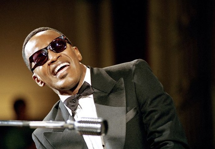 Jamie Foxx ve filmu Ray

Kromě toho, že zhubl kvůli roli Raye Charlese 14 kilogramů, nosil Jamie Foxx umělá oční víčka, aby byl "slepý". V prvních dvou týdnech natáčení trpěl Foxx panickými záchvaty. "Představte si mít čtrnáct hodin denně slepené oči. Bylo to jako vězení," popisoval herec, co musel kvůli roli legendárního hudebníka vše zažít.

Za film Ray získal Jamie Foxx Oscara, Zlatý glóbus, cenu BAFTA a cenu Florida Film Critics Circle Awards.
