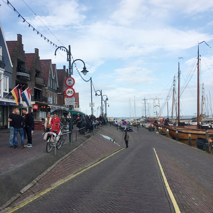 Rybářské městečko Volendam
A protože jste v rybářském rajónu, určitě se zastavte v přístavu v některé z místních restaurací, kde vám obsluha doporučí právě ulovenou pochoutku z největšího nizozemského jezera IJsselmeer, které vzniklo přehrazením mořského zálivu.
A po cestě domů se zajděte podívat do Cheese Factory, volendamské sýrárny, kde se seznámíte s historií této tradiční pochoutky, výrobním procesem a surovinami. Ochutnávka je samozřejmostí.
Rybářské městečko Volendam
A protože jste v rybářském rajónu, určitě se zastavte v přístavu v některé z místních restaurací, kde vám obsluha doporučí právě ulovenou pochoutku z největšího nizozemského jezera IJsselmeer, které vzniklo přehrazením mořského zálivu.
A po cestě domů se zajděte podívat do Cheese Factory, volendamské sýrárny, kde se seznámíte s historií této tradiční pochoutky, výrobním procesem a surovinami. Ochutnávka je samozřejmostí.