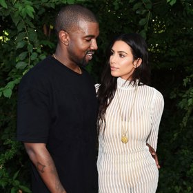 North West

Rodiče: Kanye West a Kim Kardashian

Není překvapením, že odhalení jména jejich prvorozené dcery zvedlo vlnu nechápavých pohledů. Jméno North (v českém překladu Sever) je samo o sobě netradiční. Když k němu ještě přidáte příjmení West (v českém překladu Západ), stává se opravdu jedinečným. Podle Kim je význam jména North "největší síla“ a představuje nejvyšší bod jejich manželského svazku, kterého společně dosáhli.
