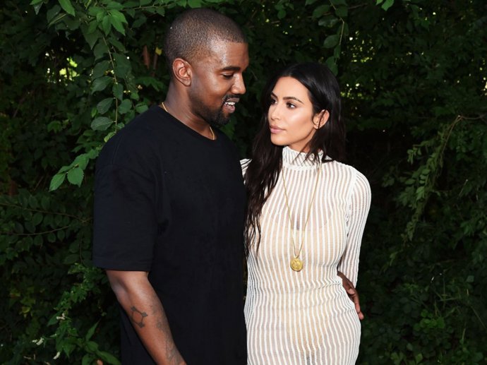North West

Rodiče: Kanye West a Kim Kardashian

Není překvapením, že odhalení jména jejich prvorozené dcery zvedlo vlnu nechápavých pohledů. Jméno North (v českém překladu Sever) je samo o sobě netradiční. Když k němu ještě přidáte příjmení West (v českém překladu Západ), stává se opravdu jedinečným. Podle Kim je význam jména North "největší síla“ a představuje nejvyšší bod jejich manželského svazku, kterého společně dosáhli.
