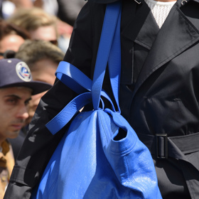 Balenciaga IKEA taška modrá

Balenciaga se svými "IKEA" taškami pobavila a zároveň možná i pohoršila celý svět. 
