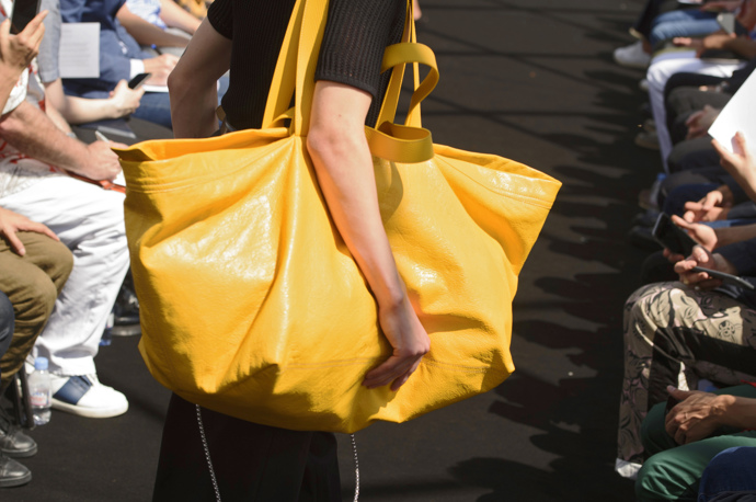 Balenciaga IKEA taška žlutá
Balenciaga stejně jako Ikea vytvořila dvě varianty - žlutou a modrou. S tím rozdílem, že tyto tašky stojí 2000 dolarů.
Balenciaga IKEA taška žlutá
Balenciaga stejně jako Ikea vytvořila dvě varianty - žlutou a modrou. S tím rozdílem, že tyto tašky stojí 2000 dolarů.