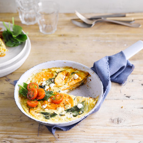 Batátová frittata

Potřebujete:
1 lžíce olivového oleje
1 nasekaná malá cibule
2 středně velké batáty, oloupané a nakrájené na tenké plátky
200 g čerstvého listového špenátu
špetka muškátového oříšku
čerstvě drcený pepř
špetka soli
4 vejce
250 ml kokosové alternativy smetany na vaření
40 g sýru feta (dle chuti)
Na salát:
1/2 lžičky balsamika
2 lžičky olivového oleje
12 rozpůlených cherry rajčat
menší svazek pažitky, nasekané
1 větší balení čerstvých špenátových listů

Příprava:
Troubu předehřejte na 180 °C. Připravte si pánev vhodnou do trouby a na sporáku v ní rozehřejte olej, přidejte cibuli a batáty. Na mírném ohni duste pod pokličkou, dokud nejsou batáty téměř hotové. Přidejte špenát, ochuťe muškátovým oříškem, pepřem a solí. V misce rozšlehejte vejce se smetanou a sýrem feta, opepřete. Směs nalijte do pánve a dejte zapéct do trouby na 15 – 20 minut. V menší misce promíchejte balsamiko s olivovým olejem. Přidejte rajčata, pažitku a nechte odležet. Hotovou frittatu servírujte s čerstvými špenátovými listy a marinovanými rajčaty.

 
