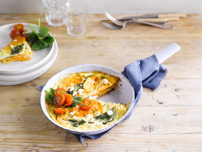 Batátová frittata

Potřebujete:
1 lžíce olivového oleje
1 nasekaná malá cibule
2 středně velké batáty, oloupané a nakrájené na tenké plátky
200 g čerstvého listového špenátu
špetka muškátového oříšku
čerstvě drcený pepř
špetka soli
4 vejce
250 ml kokosové alternativy smetany na vaření
40 g sýru feta (dle chuti)
Na salát:
1/2 lžičky balsamika
2 lžičky olivového oleje
12 rozpůlených cherry rajčat
menší svazek pažitky, nasekané
1 větší balení čerstvých špenátových listů

Příprava:
Troubu předehřejte na 180 °C. Připravte si pánev vhodnou do trouby a na sporáku v ní rozehřejte olej, přidejte cibuli a batáty. Na mírném ohni duste pod pokličkou, dokud nejsou batáty téměř hotové. Přidejte špenát, ochuťe muškátovým oříškem, pepřem a solí. V misce rozšlehejte vejce se smetanou a sýrem feta, opepřete. Směs nalijte do pánve a dejte zapéct do trouby na 15 – 20 minut. V menší misce promíchejte balsamiko s olivovým olejem. Přidejte rajčata, pažitku a nechte odležet. Hotovou frittatu servírujte s čerstvými špenátovými listy a marinovanými rajčaty.

 
