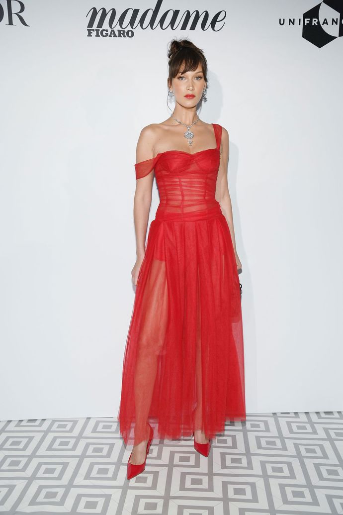 Bella Hadid v krásných Dior šatech
