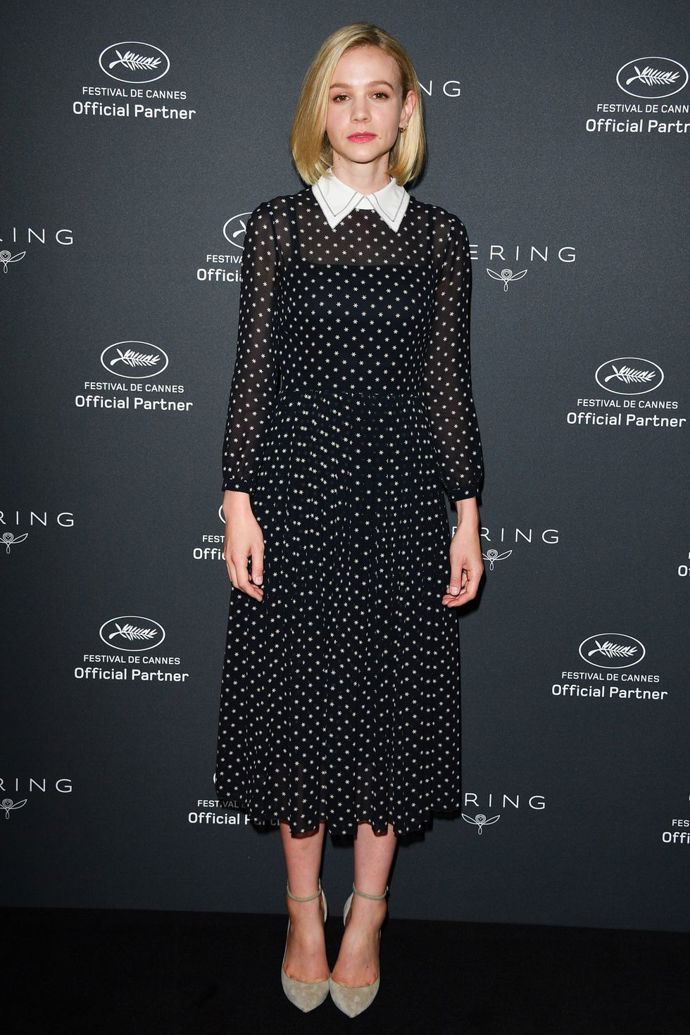 Carey Mulligan v puntíkovaných šatech s límečkem od Diora
