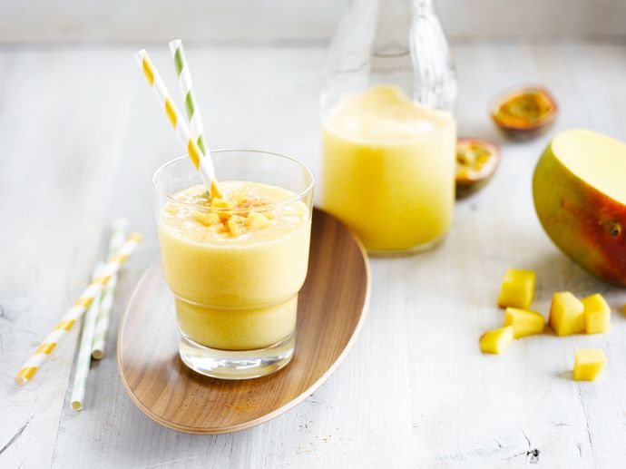 Energizující smoothie s mangem

Potřebujete:
1 l kokosového nápoje
450 g manga
4 až 6 marakují
1/2 lžičky chilli

Příprava:
Mango oloupejte a nakrájejte ho na kousky. Nechte zmrazit minimálně 2 hodiny, nebo ještě lépe do druhého dne. Vymačkejte dužinu marakuji. Použijte jen šťávu, ale lžičku semínek si dejte stranou na ozdobu. Zmrzlé kousky manga, šťávu z marakuji a kokosový nápoj dejte do mixéru a mixujte, dokud smoothie nezíská jemnou konzistenci. Nalijte do 4 sklenic a dozdobte semínky marakuji, kousky manga a špetkou chilli.

 
