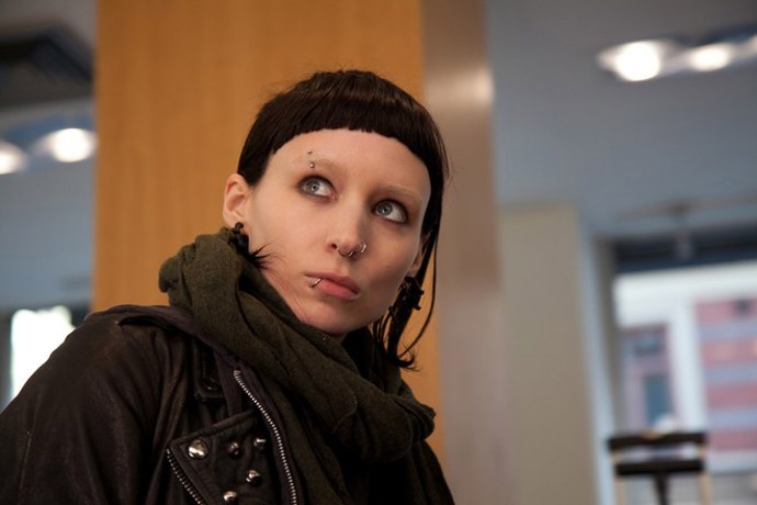 Rooney Mara ve filmu Muži, kteří nenávidí ženy

Režisér David Fincher, Rooney Mara a maskérka Pat McGrath strávili dva dny tvořením celkem 26 looků postavy Lisbeth Salander. Kromě ostříhaných a obarvených vlasů dali Rooney všechny možné piercingy včetně toho do bradavky. "Kvůli všem těm tetováním, piercingům a změnám, kterými mé tělo muselo projít, jsem se pořád cítila jako v kostýmu, i když jsem byla nahá. Byla to dobrá cesta."

Za film Muži, kteří nenávidí ženy byla Rooney Mara nominovaná na Oscara a Zlatý glóbus.
