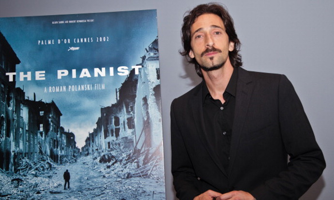Adrien Brody ve filmu Pianista

Ve filmu Romana Polanského si Adrien Brody zahrál postavu podle skutečnosti - klavíristu židovského původu Wladyslawa Szpilmana. "Vzdal jsem se svého bytu, prodal jsem auto, odpojil jsem telefony a zmizel jsem," popisuje Brody svou přípravu na film. "Vzal jsem si dvě tašky a keyboard a odstěhoval jsem se do Evropy."

Za film Pianista získal Adrien Brody Oscara a Césara.
