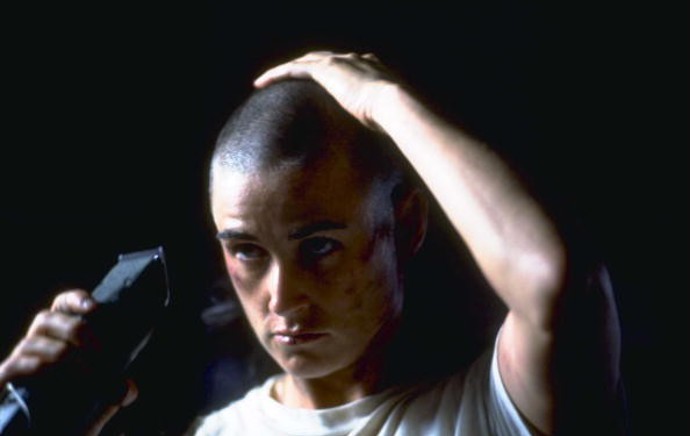 Demi Moore ve filmu G. I. Jane

Nejen, že si Demi Moore oholila vlasy, ale byla součástí vyčerpávajících tréninků vedených bývalým členem vojenského útvaru Navy SEALs. "Mohla jsem přijít a nechat kaskadérku, aby to udělala všechno za mě. Ale připadalo by mi to, že jsem si nechala ujít skvělou příležitost jak zjistit, čím vším tito lidé musí projít během tréninků. To byl vlastně celý důvod, proč jsem na tento film kývla."
