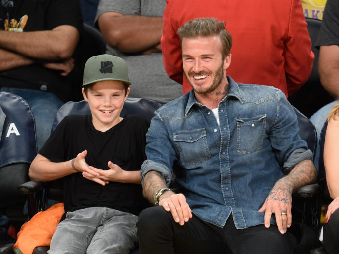 Cruz Beckham

Rodiče: David a Victoria Beckhamovi

Beckhamovi jsou ve vymýšlení netradičních jmen experty. Možná se budete divit, ale při výběru jména pro svého třetího syna se manželé inspirovali Tomem Cruisem. Při jednom rozhovoru vzpomínali, jak herce společně potkali a David řekl Victorii „Cruise je dobré jméno, ale může se psát jinak“. Rodina v tu dobu žila ve Španělsku, kde se Cruz i narodil. Nakonec se rozhodli pro toto jméno, protože "cruz" ve španělštině znamená kříž.
