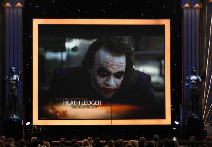 Heath Ledger ve filmu Temný rytíř

Během příprav na roli postavy Jokera se Heath Ledger na měsíc zavřel v hotelovém pokoji v Londýně, psal si deník a různě experimentoval s hlasy. Bylo pro něj důležité, aby vytvořil ikonický hlas a smích a zároveň, aby nenapodoboval Jacka Nicholsona, který Jokera hrál v Batmanovi režiséra Tima Burtona.

Heath Ledger získal za roli Jokera Oscara. Tento Oscar byl jeden z mála, které Akademie udělila posmrtně. Oscara přebírala hercova rodina, 22. ledna 2008 totiž Heath Ledger ve věku 28 let zemřel. Stalo se tak během natáčení filmu Imaginárium Dr. Parnasse. Jeho postavu proto poté hráli ještě tři další herci - Johnny Depp, Collin Farrel a Jude Law.

Kromě Oscara získal za roli Jokera ještě Zlatý glóbus, cenu BAFTA a ceny Los Angeles Film Critics Association a Florida Film Critics Circle Awards.
