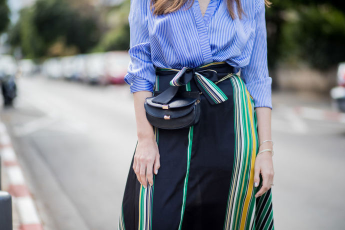 Kombinování pruhů různých směrů se vůbec nemusíte bát. A když outfit doplníte ještě trendy ledvinkou, budete tou nejstylovější ve vašem okolí!
Kombinování pruhů různých směrů se vůbec nemusíte bát. A když outfit doplníte ještě trendy ledvinkou, budete tou nejstylovější ve vašem okolí!