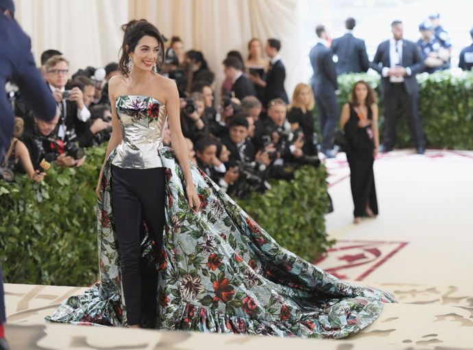 Amal Clooney v šatech od Richarda Quinna.
