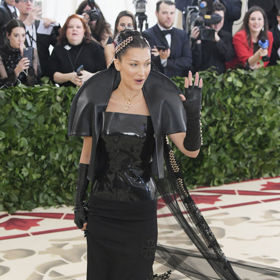 Bella Hadid v šatech Gareth Pugh x Chrome Hearts.
