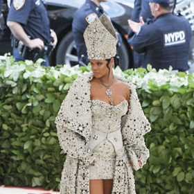 Rihanna v šatech od Maison Margiela by John Galliano.
