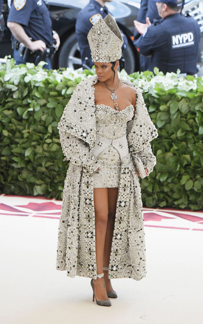 Rihanna v šatech od Maison Margiela by John Galliano.
