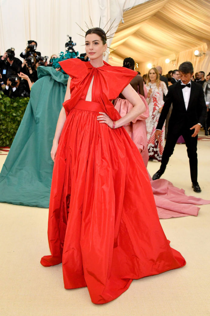 Anne Hathaway v šatech Valentino.
