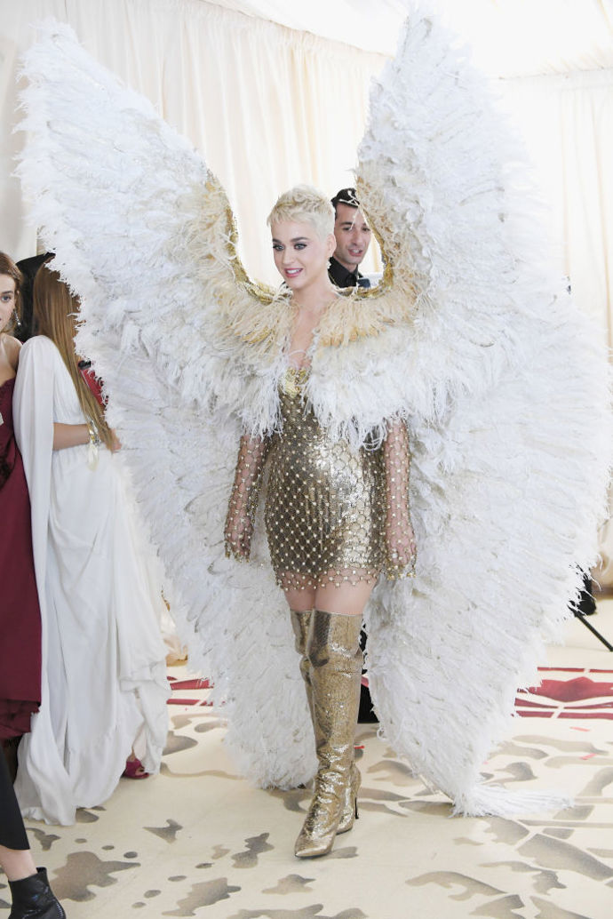 Katy Perry v šatech Versace.
