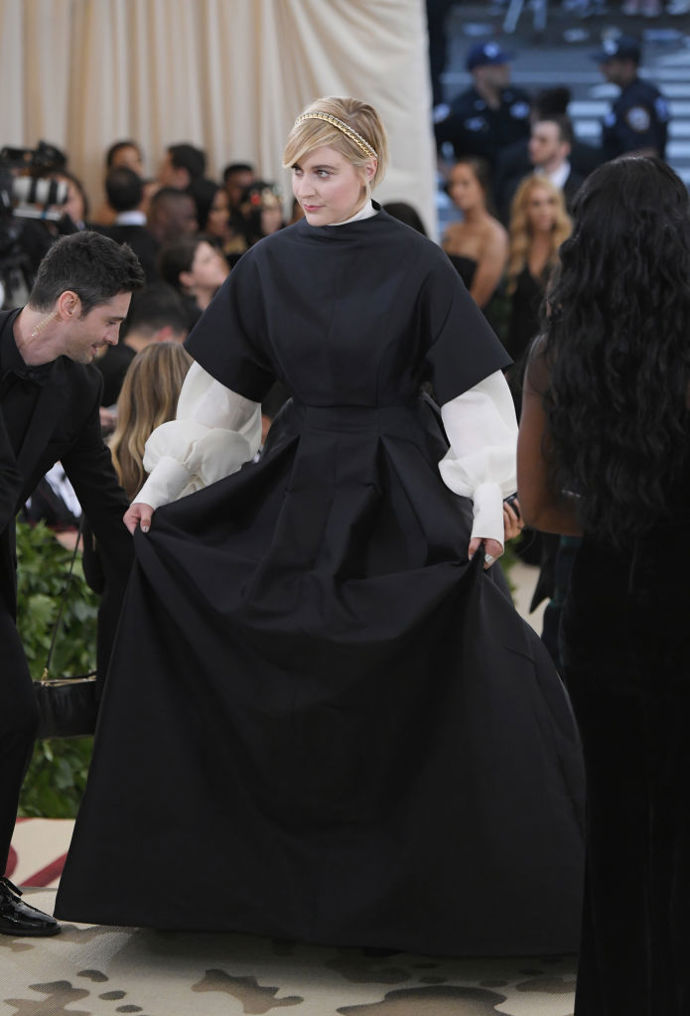 Greta Gerwig v šatech značky The Row.
