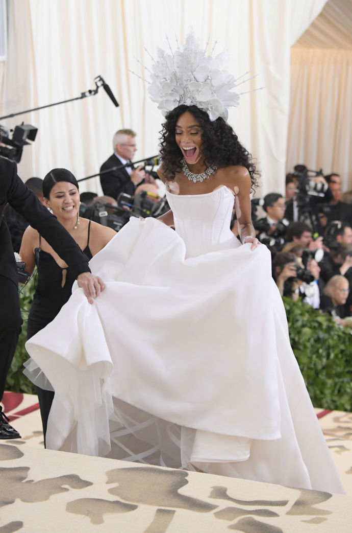 Winnie Harlow v šatech Tommy Hilfiger.

