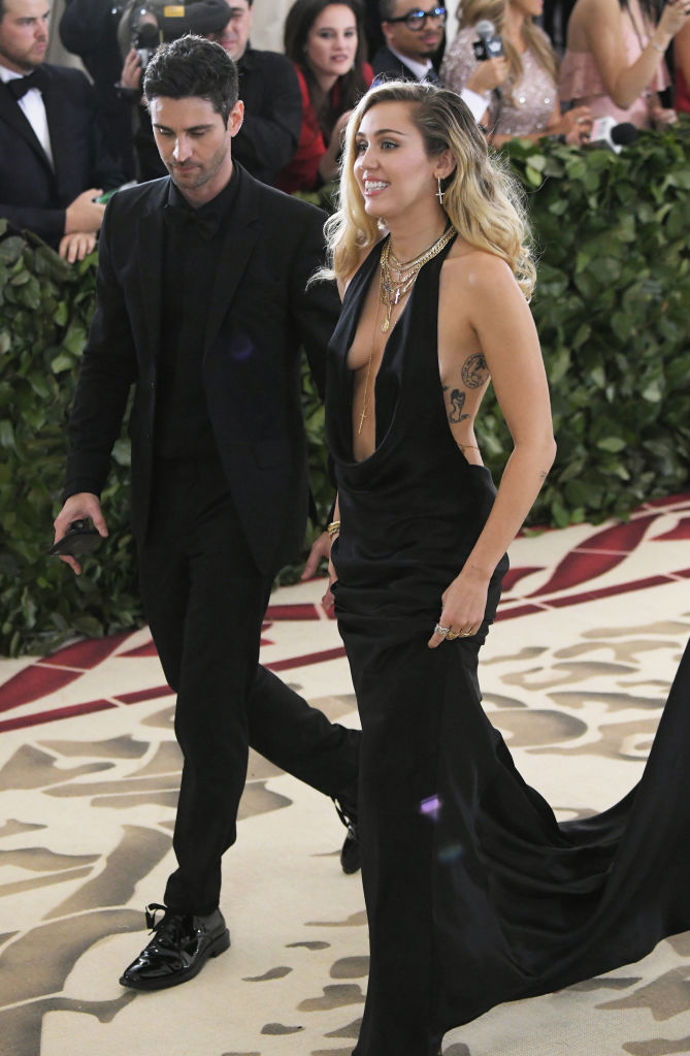 Miley Cyrus v šatech Stella McCartney.

