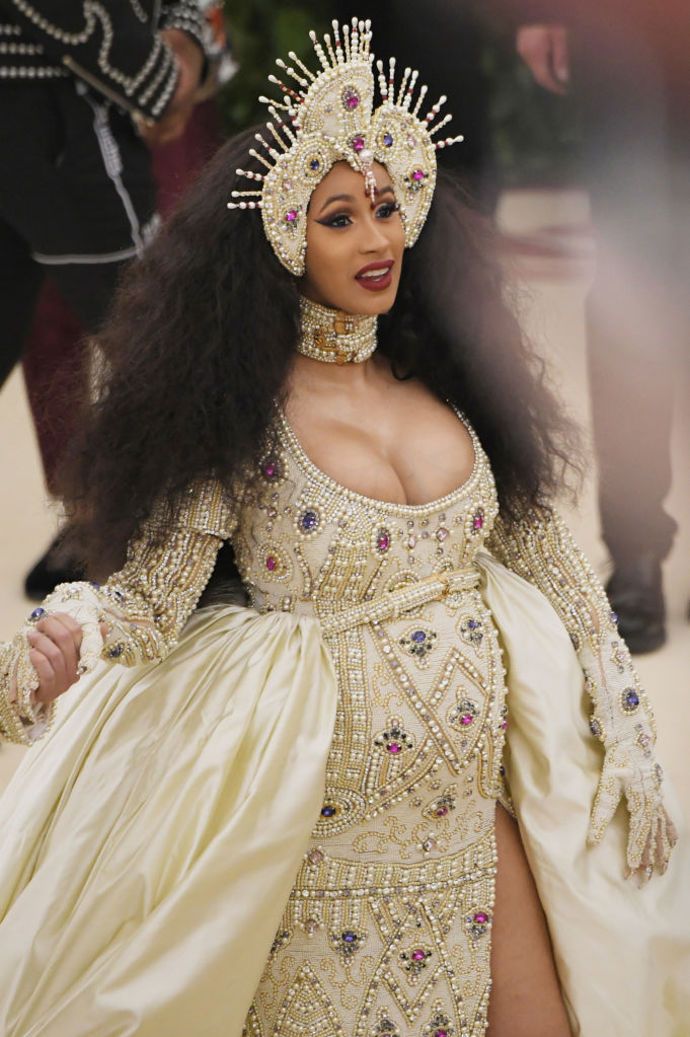 Cardi B v šatech Moschino.

