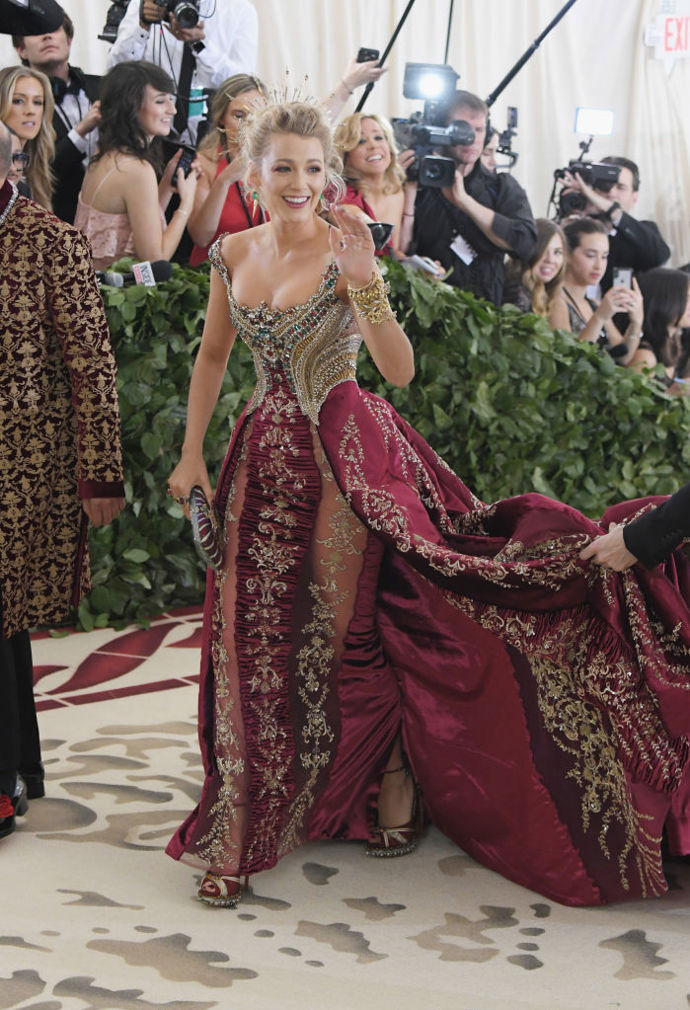 Blake Lively v šatech Versace.
