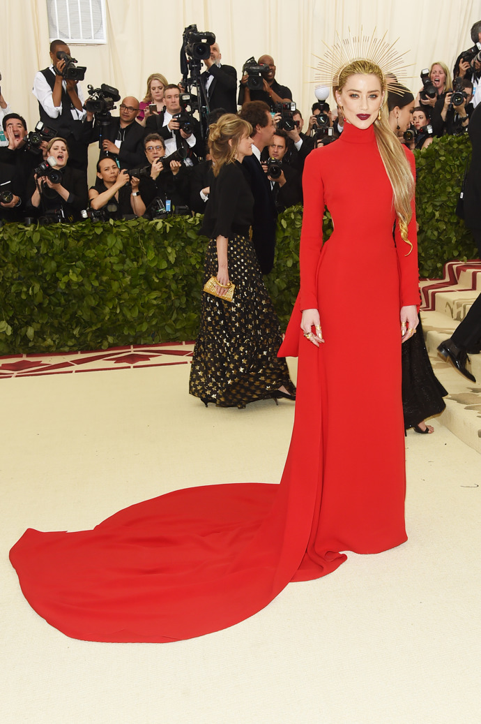 Amber Heard v šatech Carolina Herrera.
