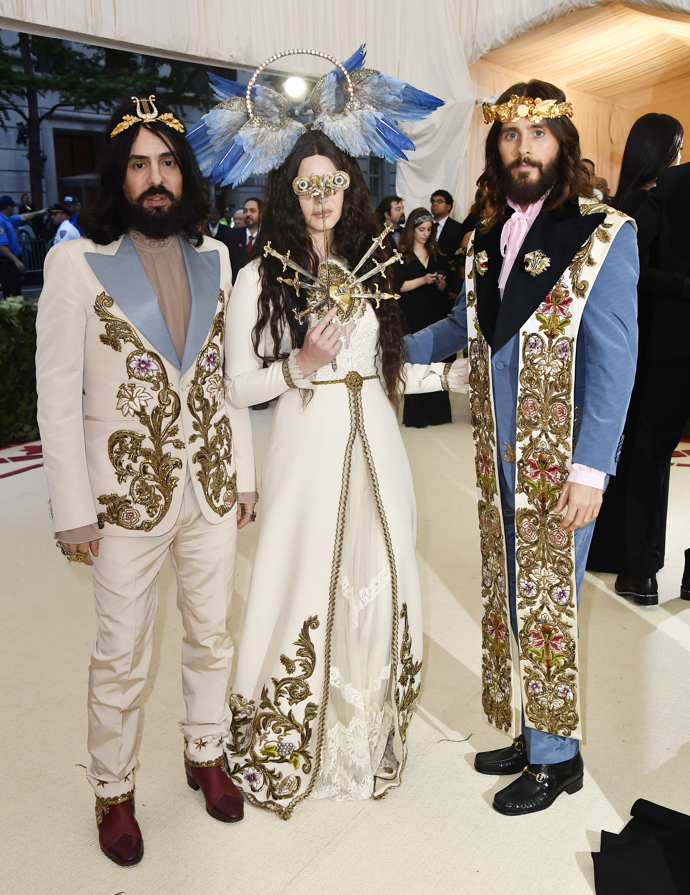Alessandro Michele, Lana Del Rey a Jared Leto, všichni oblečeni ve značce Gucci.
