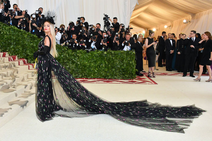 Rita Ora v šatech Prada.
