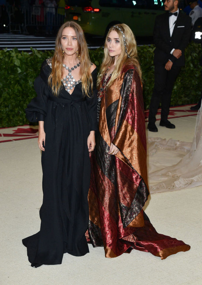 Mary-Kate Olsen a Ashley Olsen v šatech Paco Rabanne.
