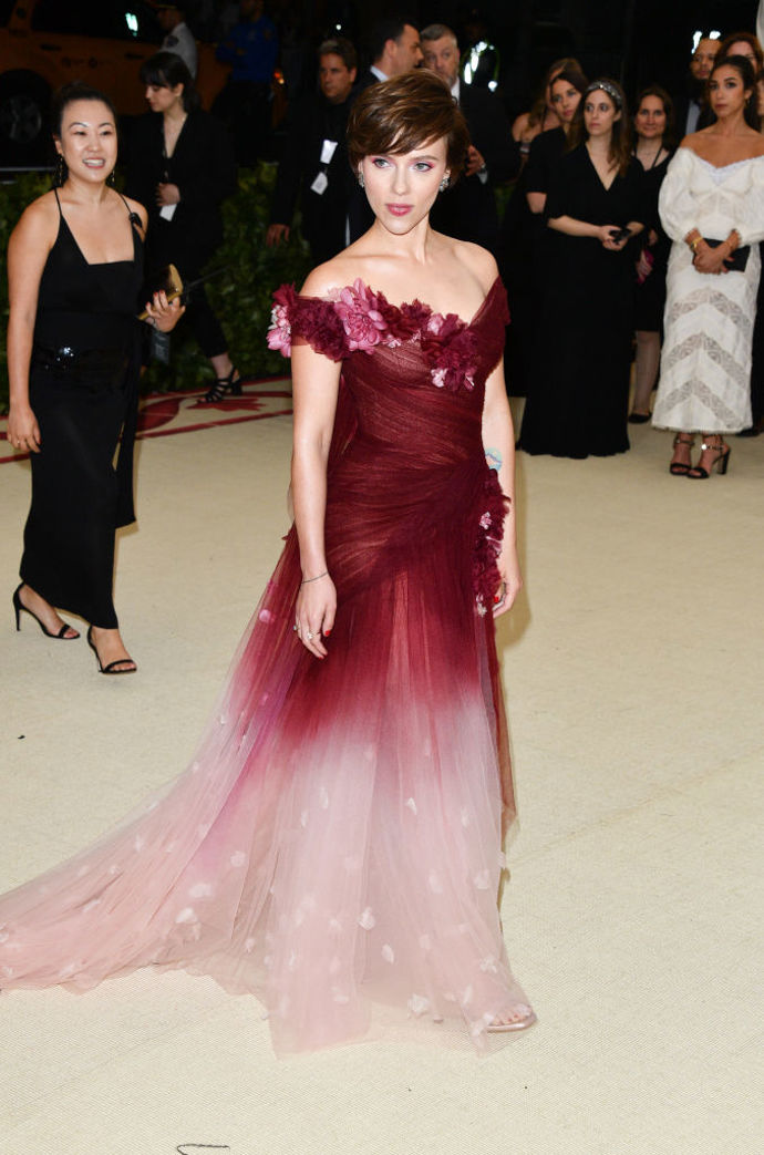 Scarlett Johansson v šatech Marchesa.
