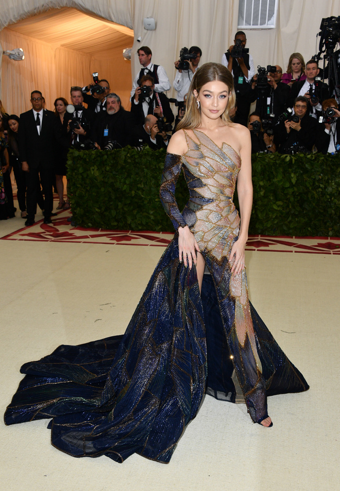 Gigi Hadid v šatech Versace.
