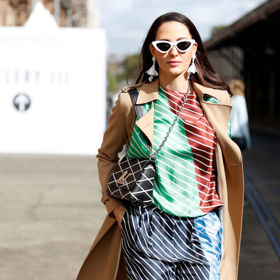 Takzvané "cat-eye" brýle jsou teď naprosto nezbytným stylovým kouskem a skvěle se hodí k retro outfitům, jako je tento pruhovaný.
