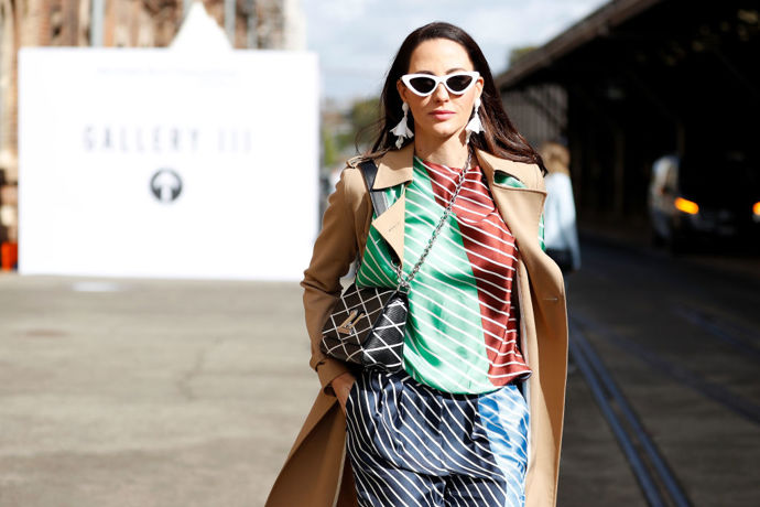 Takzvané "cat-eye" brýle jsou teď naprosto nezbytným stylovým kouskem a skvěle se hodí k retro outfitům, jako je tento pruhovaný.
Takzvané "cat-eye" brýle jsou teď naprosto nezbytným stylovým kouskem a skvěle se hodí k retro outfitům, jako je tento pruhovaný.
