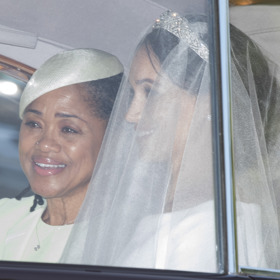 Meghan Markle přijela ke kapli se svou maminkou.
