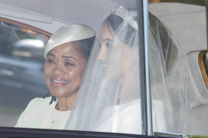 Meghan Markle přijela ke kapli se svou maminkou.
Meghan Markle přijela ke kapli se svou maminkou.