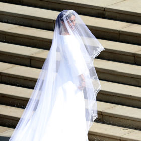 Meghan po tom, co vystoupila z auta a všichni na ní mohli oči nechat. 
