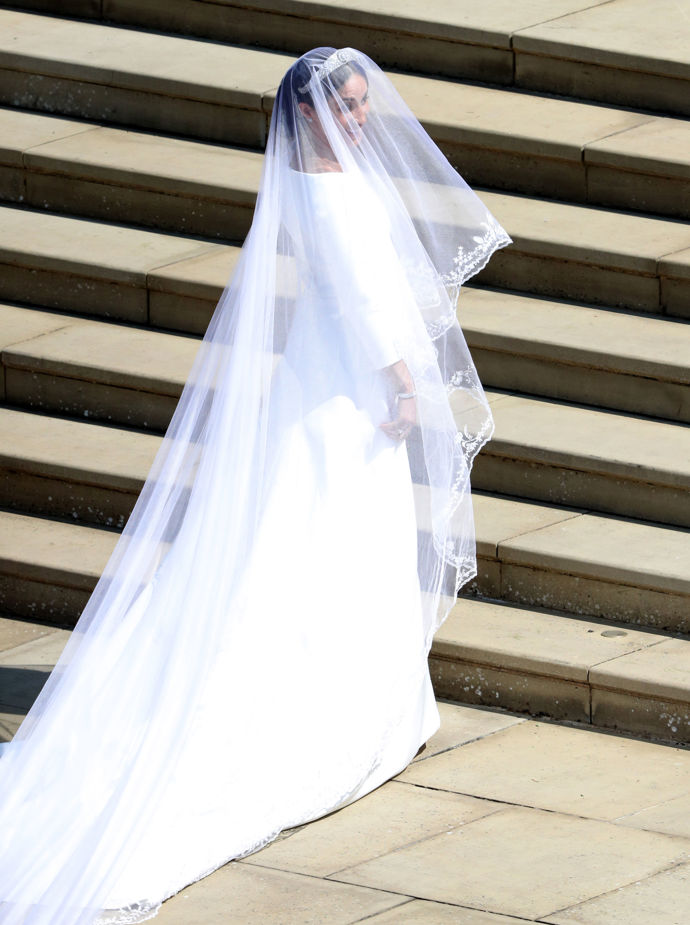 Meghan po tom, co vystoupila z auta a všichni na ní mohli oči nechat.
Meghan po tom, co vystoupila z auta a všichni na ní mohli oči nechat.
