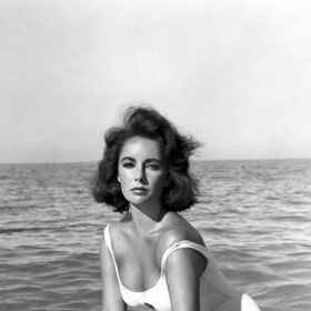 1959

Herečka Elizabeth Taylor ve filmu Suddenly, Last Summer. Bílé jednodílné plavky byly dalším krůčkem z konzervativních 50. let do volnějších 60. let.
